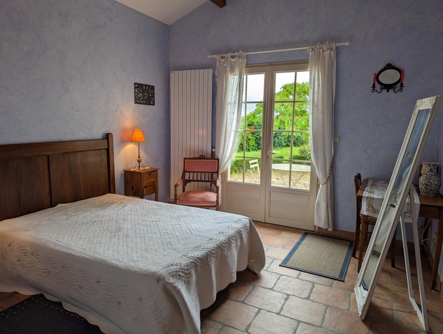 Chambre principale baignée de lumière naturelle